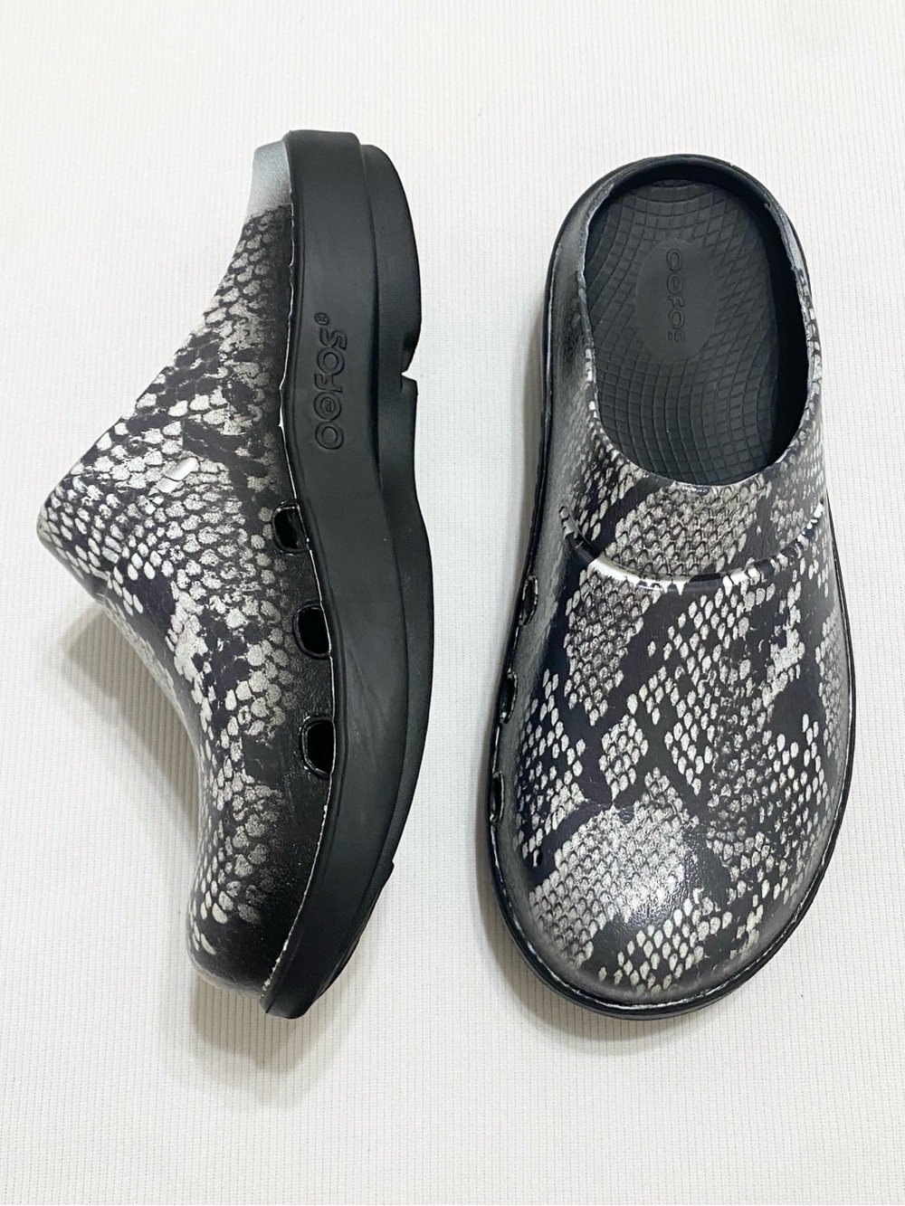 OOFOS OOcloog Black & Gray Snake Print Slip-On Clog EU 41 W10 M8